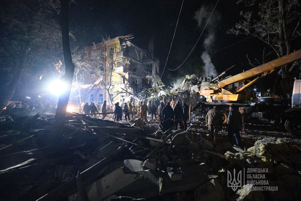 Удар по Краматорску: разрушен подъезд жилого дома, есть жертвы, около 20 раненых – ГСЧС (фото) - 6 - изображение