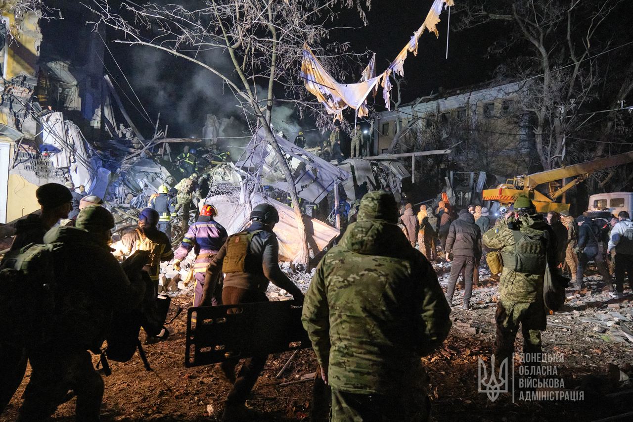 Удар по Краматорску: разрушен подъезд жилого дома, есть жертвы, около 20 раненых – ГСЧС (фото) - 7 - изображение