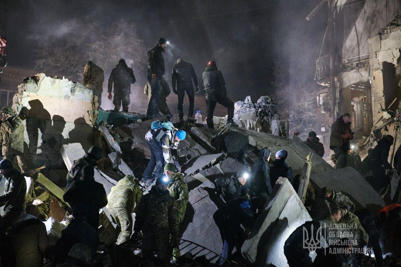 Удар по Краматорску: разрушен подъезд жилого дома, есть жертвы, около 20 раненых – ГСЧС (фото) - 10 - изображение