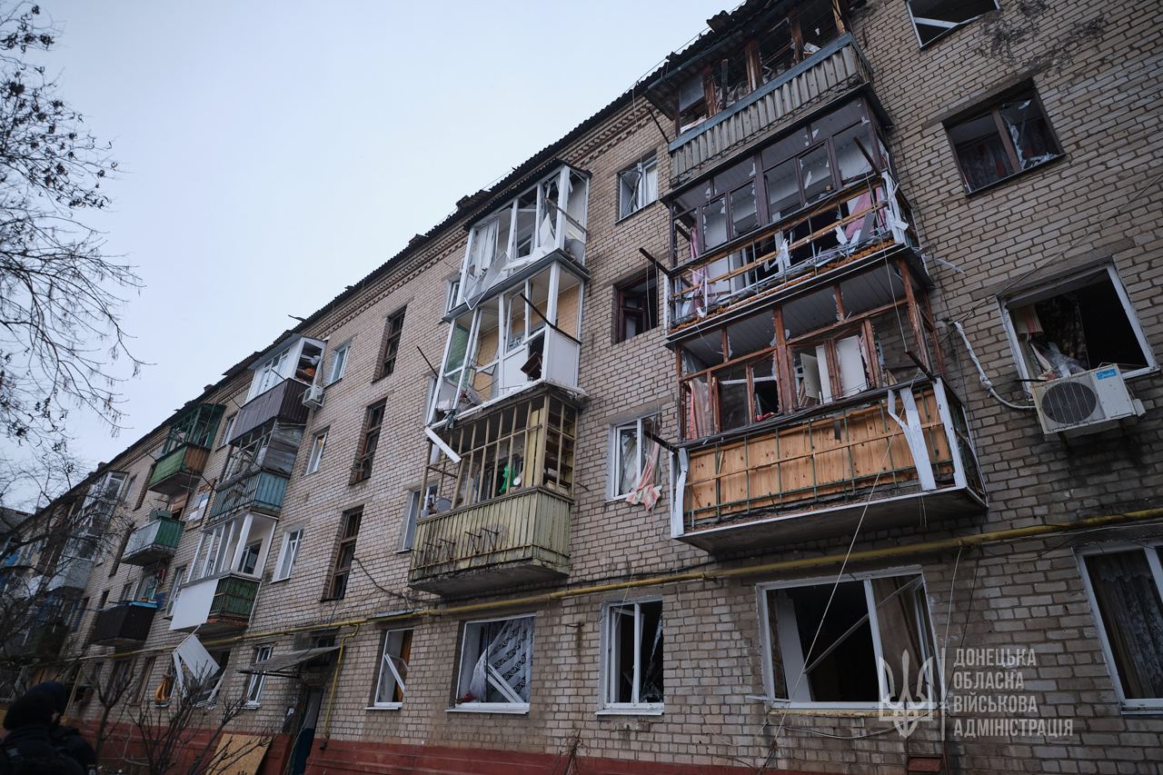 Новый обстрел Краматорска: повреждены больше десятка жилых домов и поликлиника и школа, 5 раненых - 2 - изображение