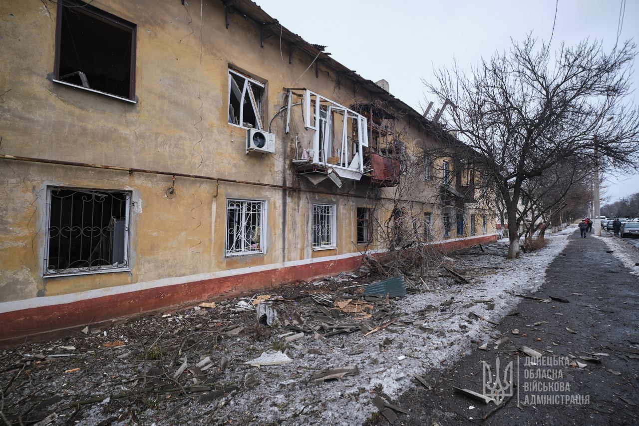 Новый обстрел Краматорска: повреждены больше десятка жилых домов и поликлиника и школа, 5 раненых - 3 - изображение