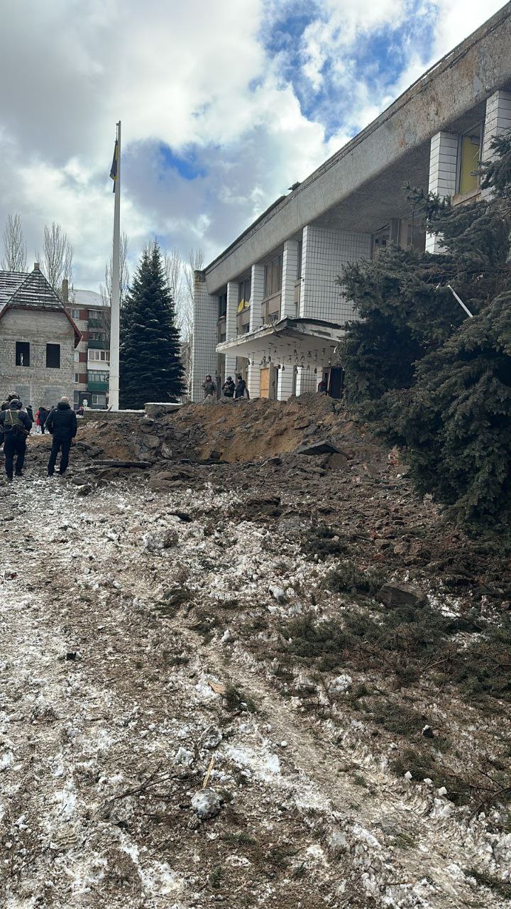 ОВА: в Константиновке и Краматорске обстреляли центр выдачи гумпомощи и медучреждение, есть раненый - 1 - изображение