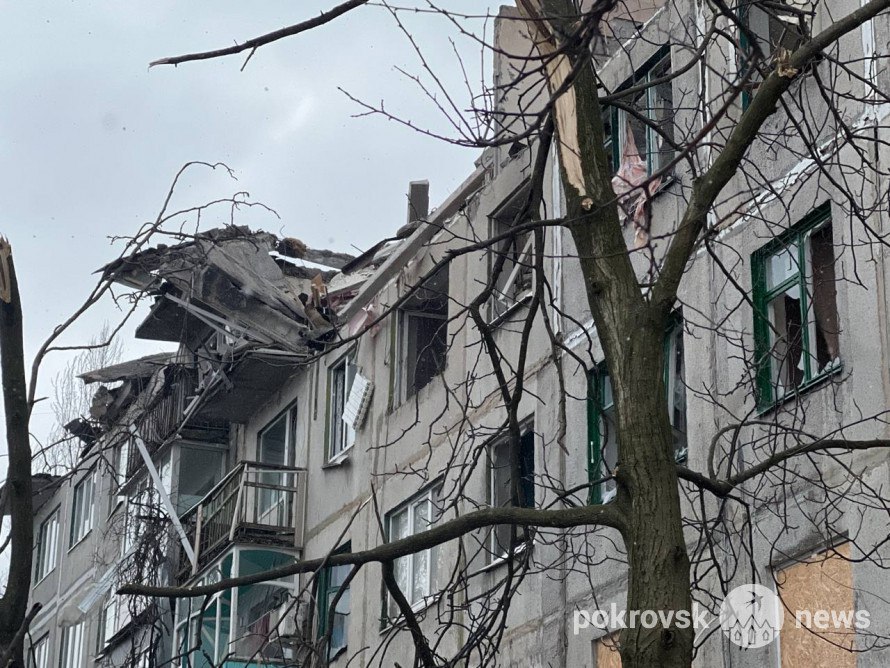 Обстрел Покровска: разрушен этаж многоквартирного дома, есть раненые (фото, видео) - 6 - изображение