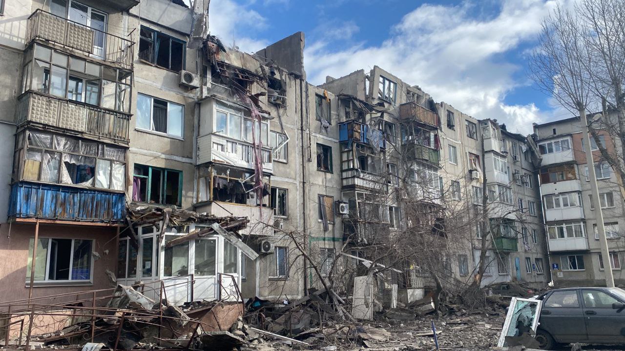 Обстрел Покровска: разрушен этаж многоквартирного дома, есть раненые (фото, видео) - 1 - изображение