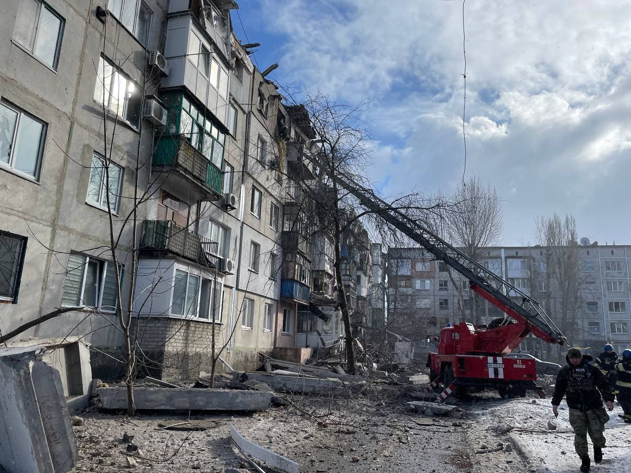 Обстрел Покровска: разрушен этаж многоквартирного дома, есть раненые (фото, видео) - 2 - изображение