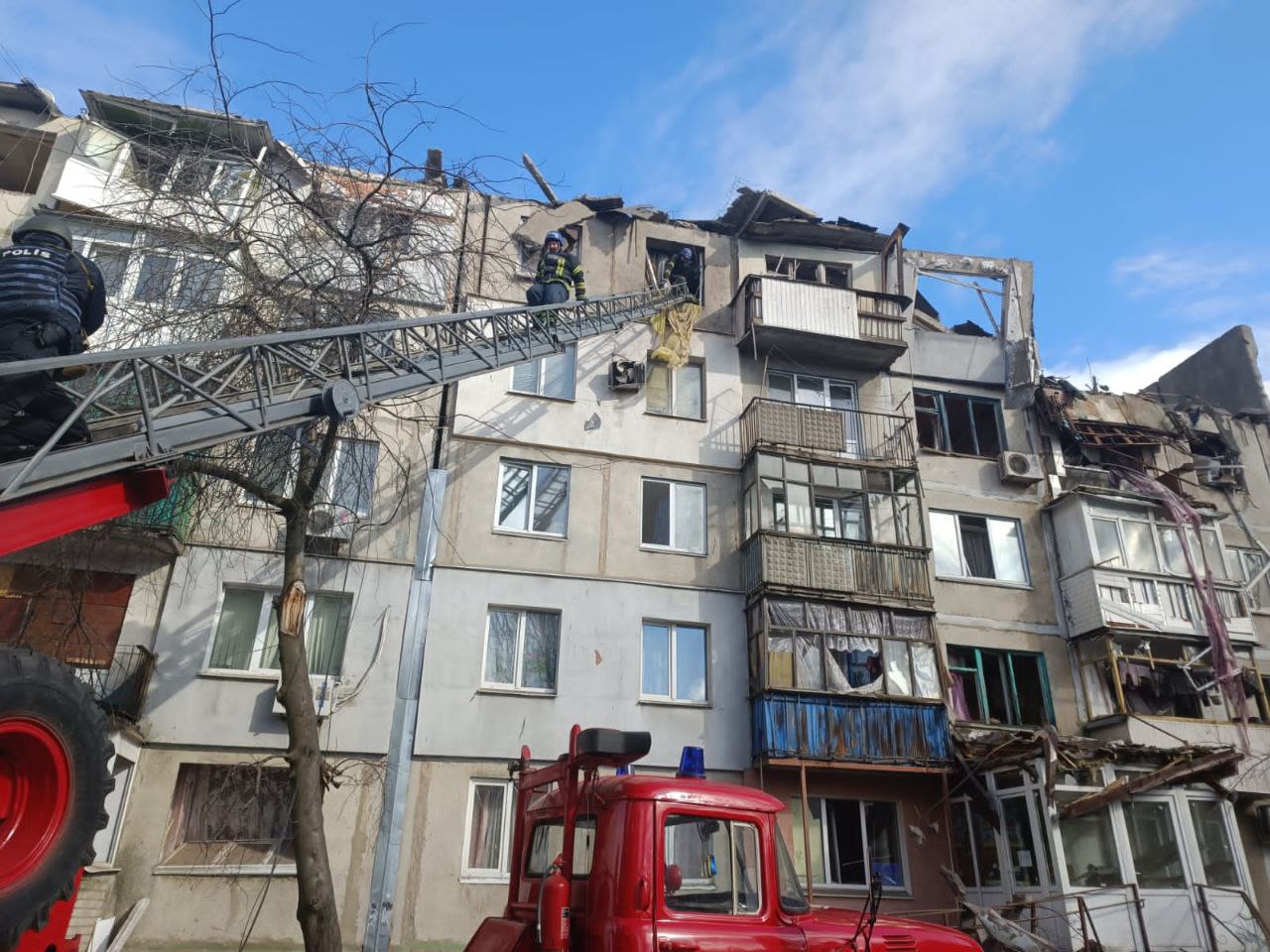 Обстрел Покровска: разрушен этаж многоквартирного дома, есть раненые (фото, видео) - 4 - изображение