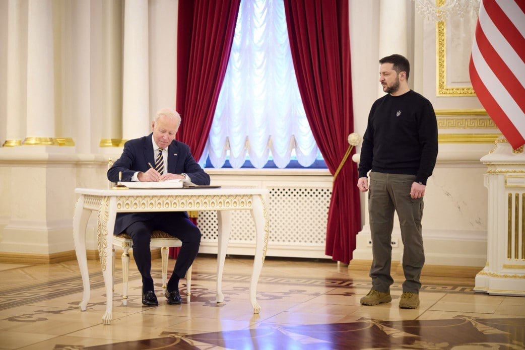 Президент США Джо Байден приехал в Киев: хроника визита (фото, видео) - 14 - изображение