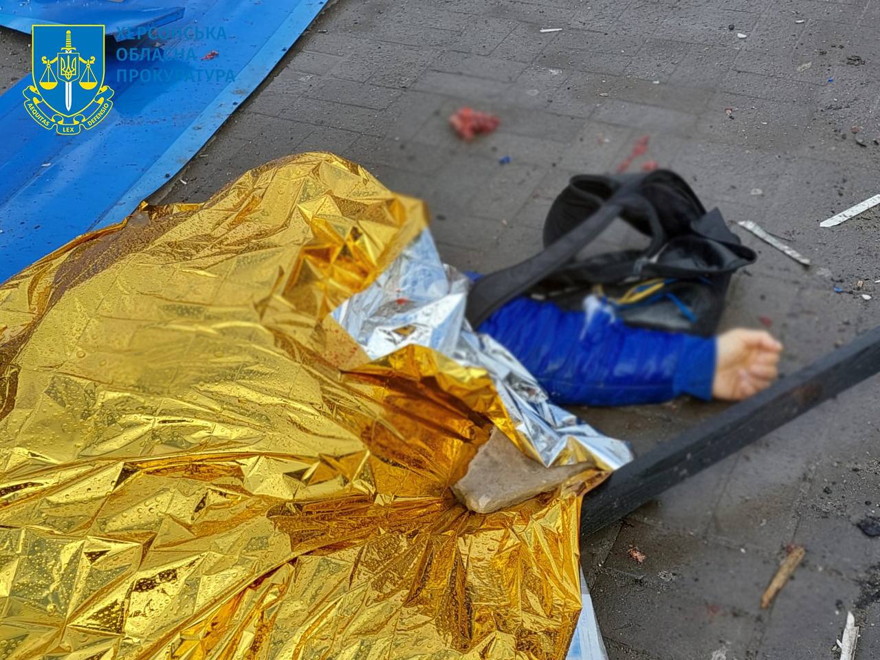 В Херсоне ракеты попали в остановку, рынок и другие объекты: 6 погибших, есть раненые (фото) - 4 - изображение