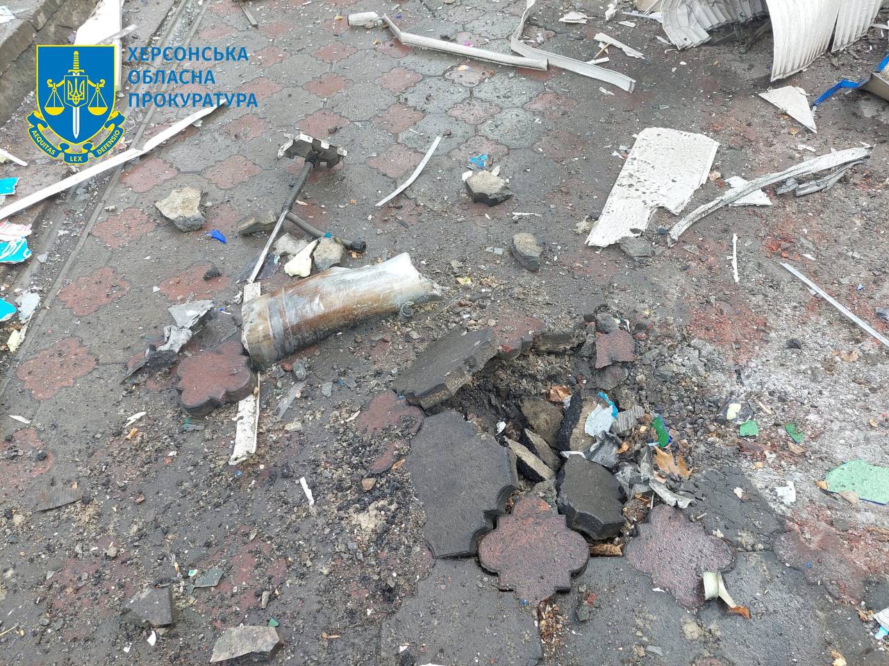В Херсоне ракеты попали в остановку, рынок и другие объекты: 6 погибших, есть раненые (фото) - 3 - изображение