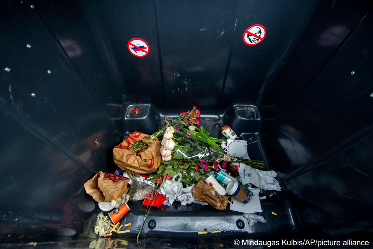 В Вильнюсе у подбитого российского танка установили мусорный контейнер (фото) - 2 - изображение