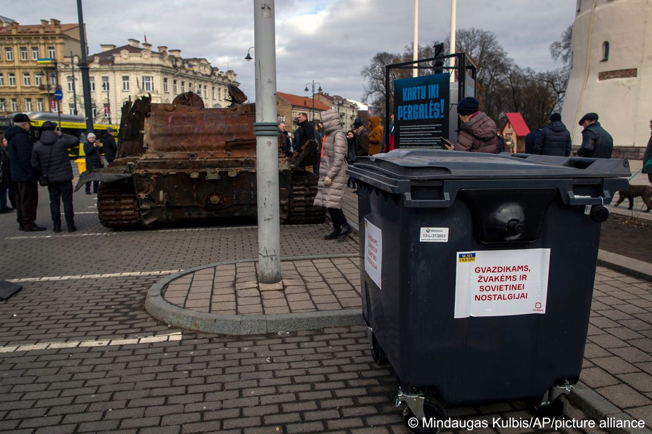 В Вильнюсе у подбитого российского танка установили мусорный контейнер (фото) - 1 - изображение