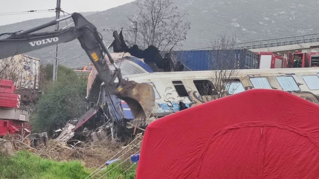 В Греции столкнулись пассажирский и грузовой поезда: не менее 36 погибших, десятки раненых (фото) - 5 - изображение
