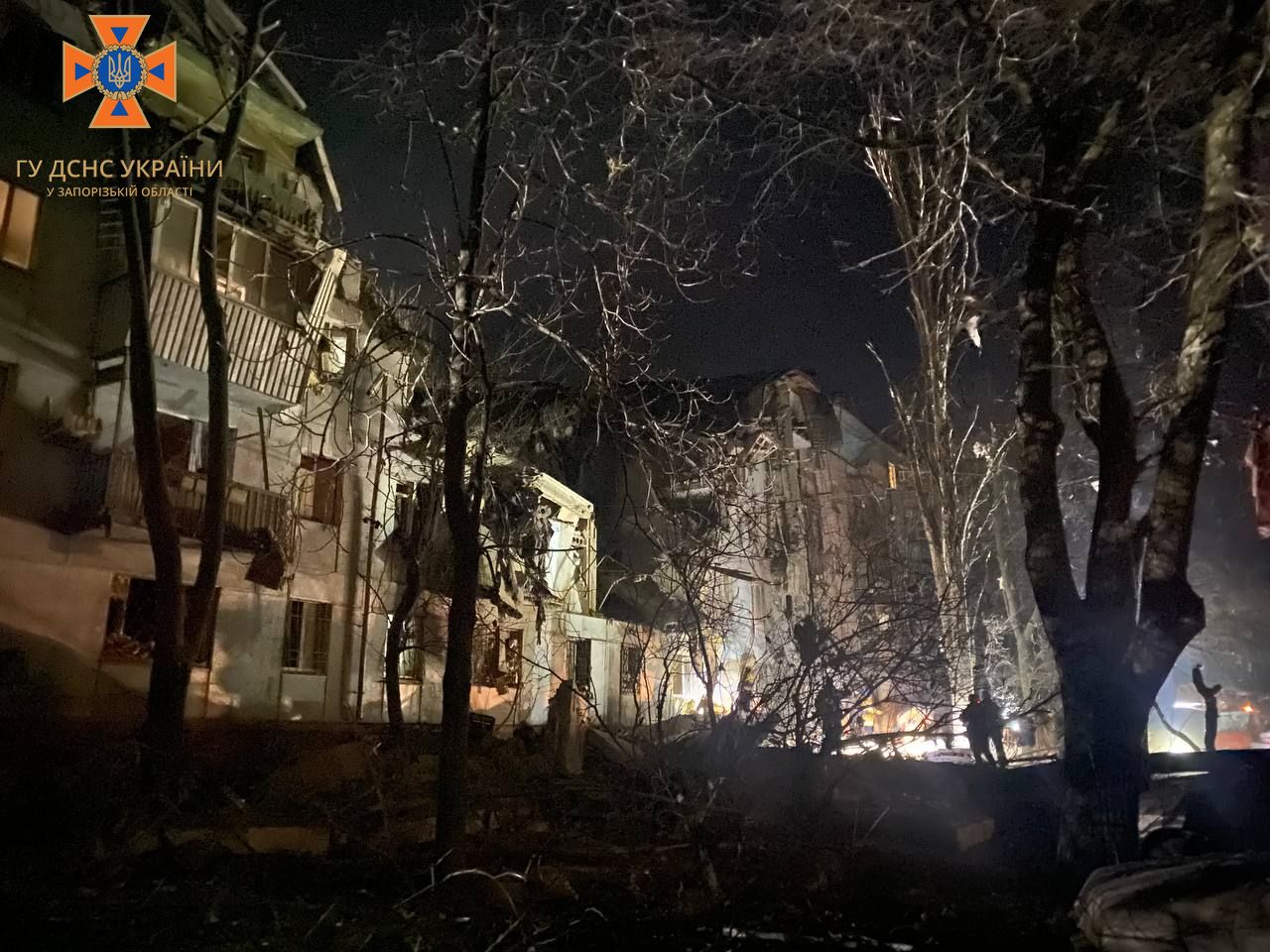 В Запорожье нанесли ракетный удар по пятиэтажке: 3 погибших, людей достают из-под завалов (видео) - 6 - изображение