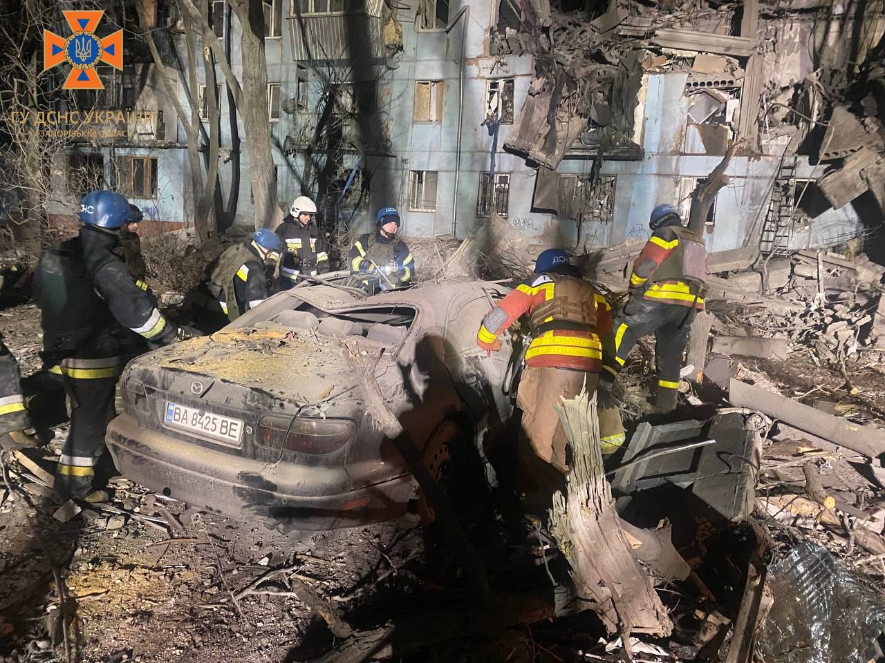 В Запорожье нанесли ракетный удар по пятиэтажке: 3 погибших, людей достают из-под завалов (видео) - 11 - изображение