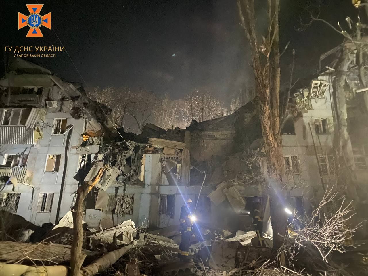 В Запорожье нанесли ракетный удар по пятиэтажке: 3 погибших, людей достают из-под завалов (видео) - 7 - изображение
