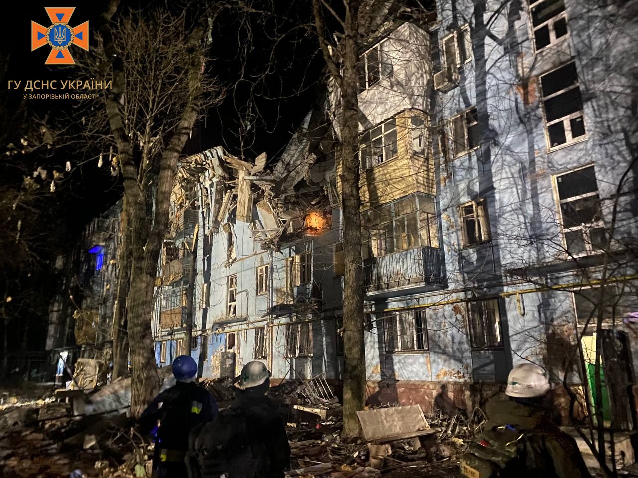 В Запорожье нанесли ракетный удар по пятиэтажке: 3 погибших, людей достают из-под завалов (видео) - 5 - изображение