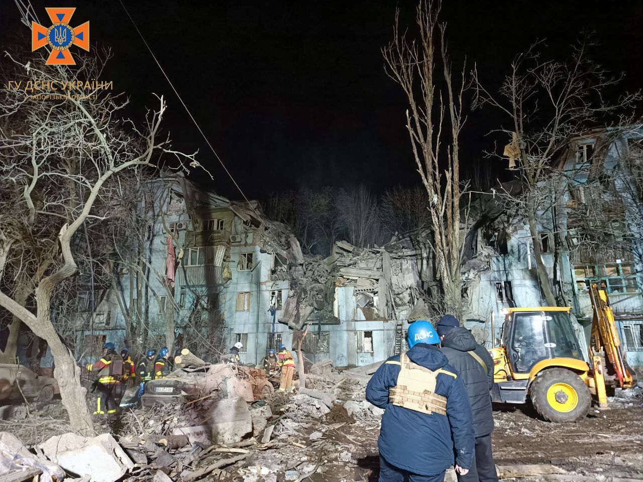 В Запорожье нанесли ракетный удар по пятиэтажке: 3 погибших, людей достают из-под завалов (видео) - 8 - изображение