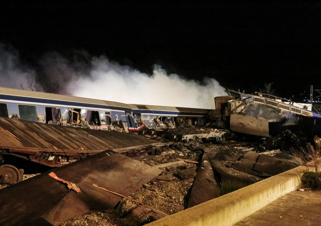 В Греции столкнулись пассажирский и грузовой поезда: не менее 36 погибших, десятки раненых (фото) - 2 - изображение