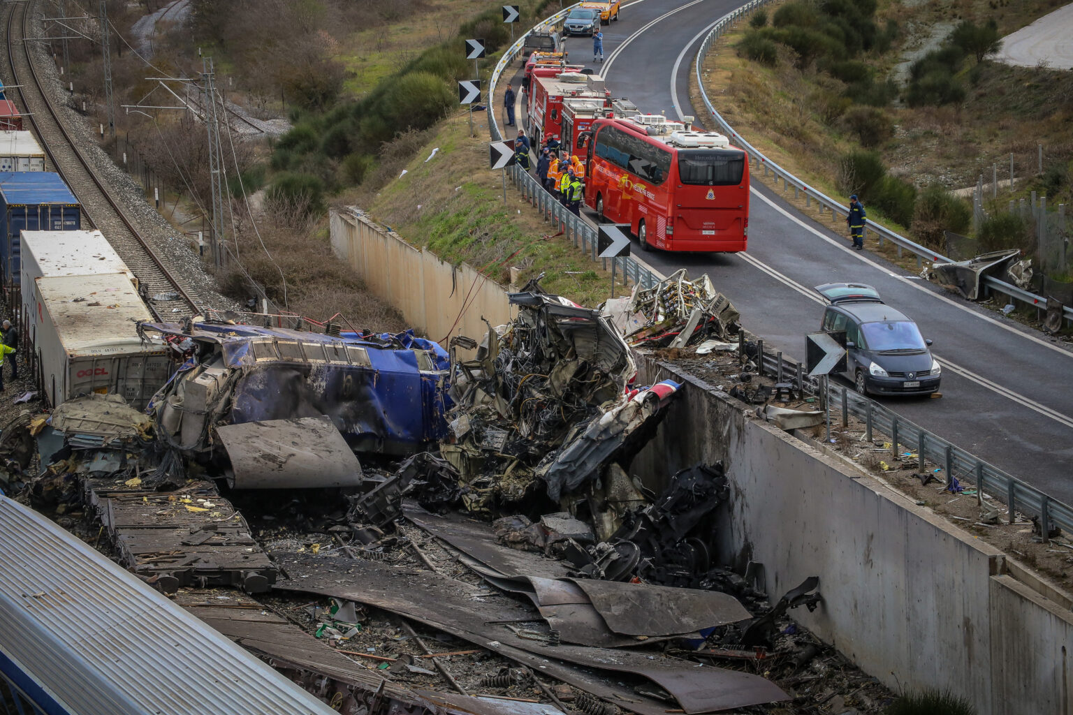 В Греции столкнулись пассажирский и грузовой поезда: не менее 36 погибших, десятки раненых (фото) - 1 - изображение