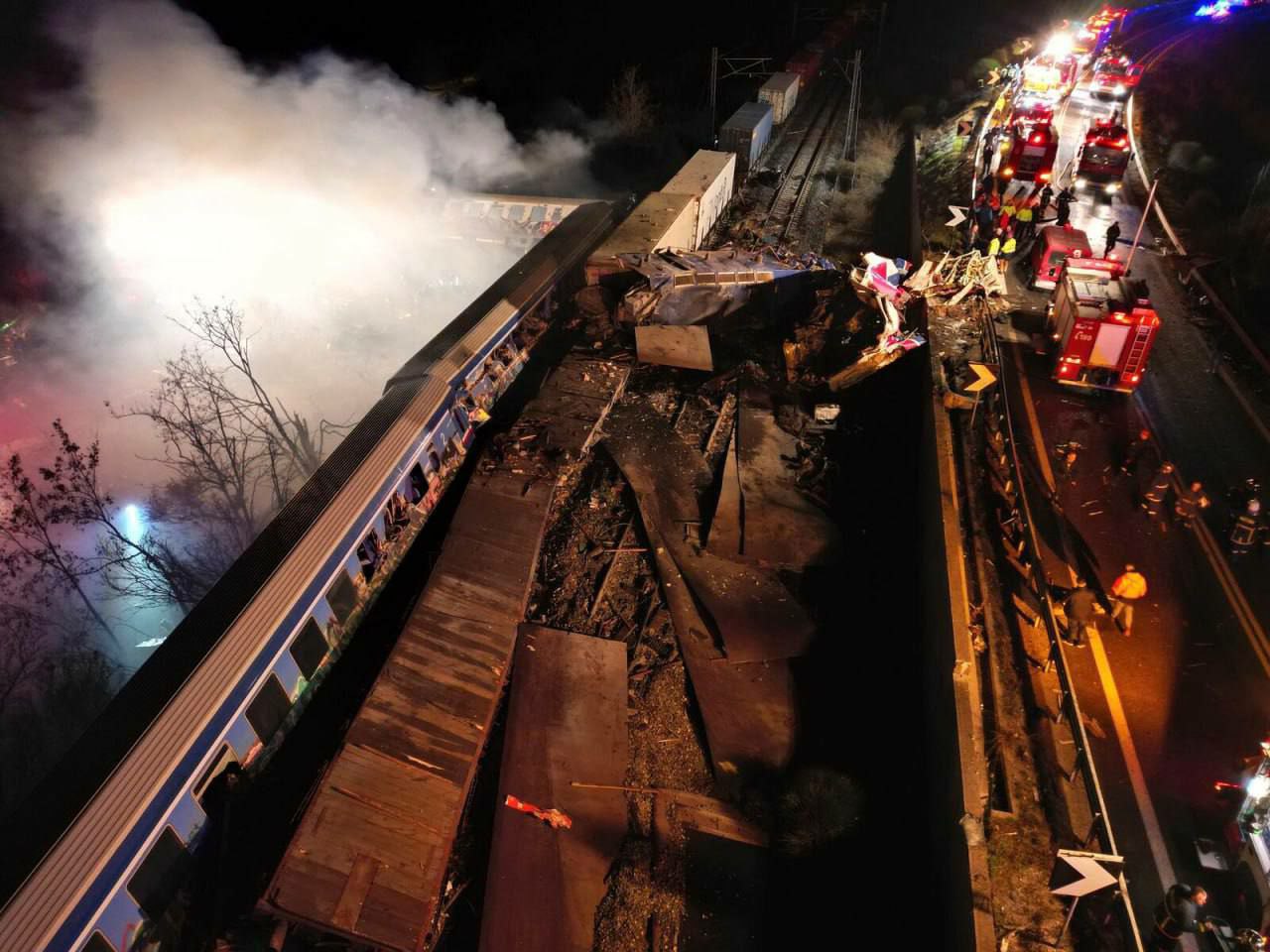 В Греции столкнулись пассажирский и грузовой поезда: не менее 36 погибших, десятки раненых (фото) - 3 - изображение