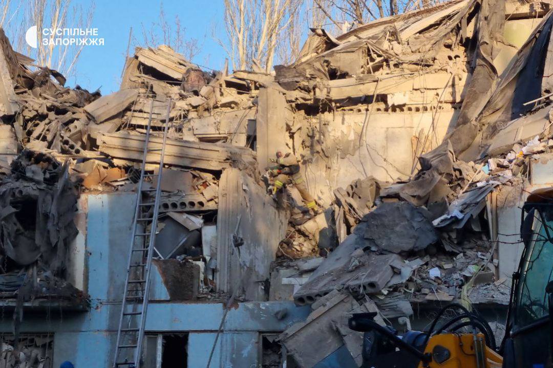 В Запорожье нанесли ракетный удар по пятиэтажке: 3 погибших, людей достают из-под завалов (видео) - 1 - изображение