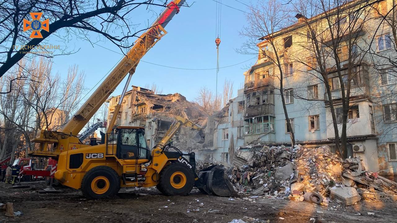 В Запорожье количество жертв из-за удара по пятиэтажке возросло до 10 (фото)